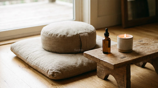 Coussin de méditation avec flacon d'huile de CBD et bougie