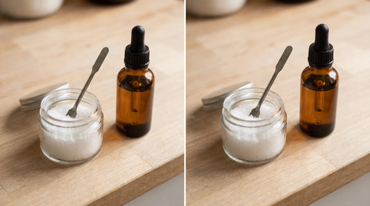 Pot de cristaux de CBD avec micro-spatule à côté d'un flacon d'huile de CBD