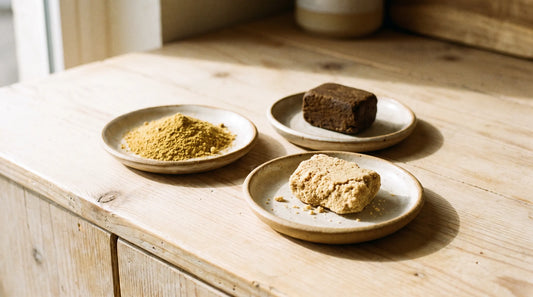 Trois types de résine de CBD (pollen, hash, ice-o-lator) présentés sur des soucoupes