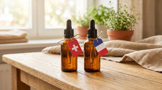 Deux flacons d'huile de CBD côte à côte sur une table en bois, l'un avec une étiquette suisse et l'autre française