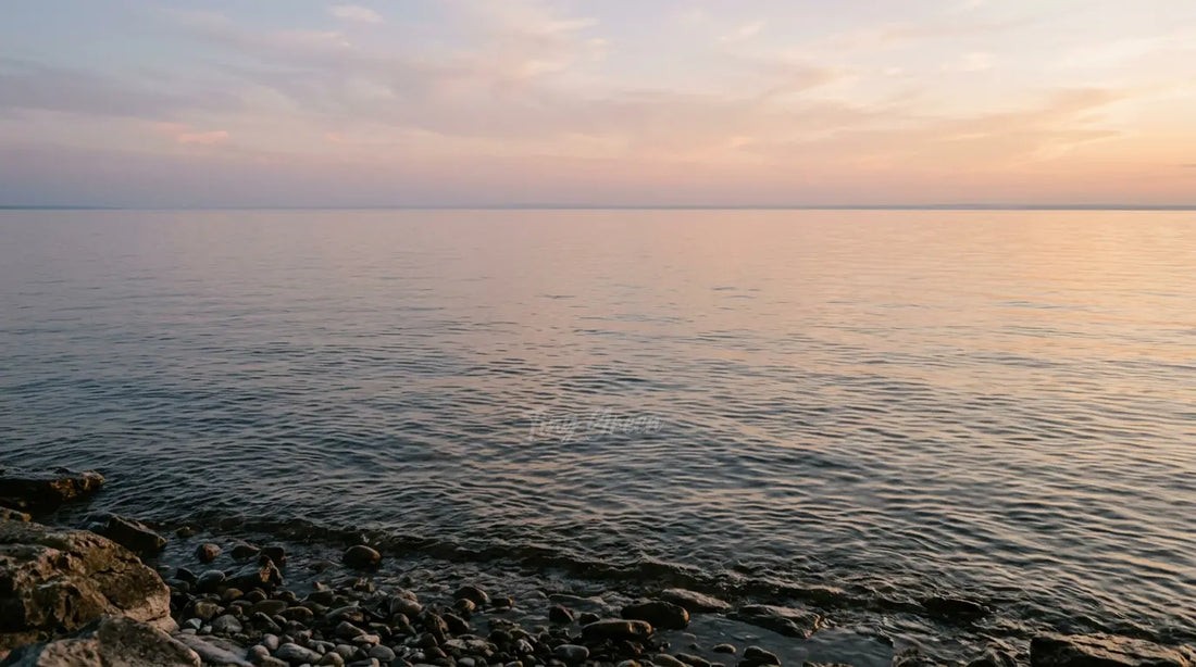 Bord du lac, vue apaisée sur l'eau
