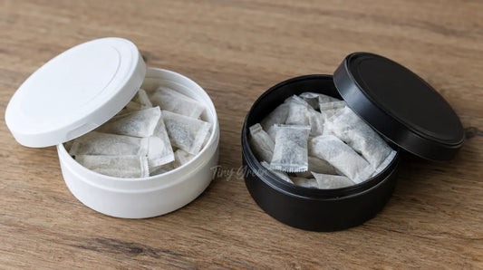 Deux boîtes de snus ouvertes montrant des sachets blancs