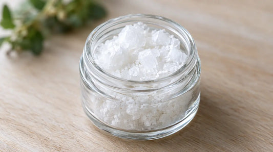 Cristaux blancs d'isolat de CBD dans un petit pot en verre