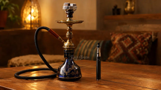 Chicha traditionnelle posée à côté d'une cigarette électronique moderne sur une table en bois