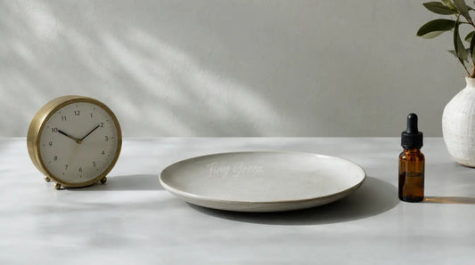 Horloge posée à côté d'une assiette vide et d'un petit flacon d'huile de CBD sur une table minimaliste
