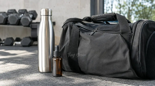 Sac de sport avec un petit flacon d'huile de CBD et une bouteille d'eau posés à côté