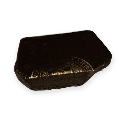 Résine de CBD Afghan – hash noir avec tampon doré sur fond blanc – Tiny Green